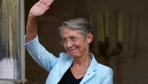 佛 30년만에 여성 총리 “소녀들이여 꿈을 좇으라” 