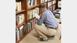 ‘맨발에 슬리퍼, 반려견 산책’…귀향 일주일 된 文 일상은