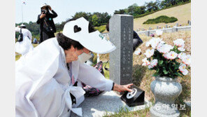 광주 곳곳 추모행사… 코로나로 주춤했던 가족단위 참배객 줄이어