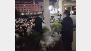 베이징대 학생 수백명, 벽 부수며 봉쇄 항의 시위