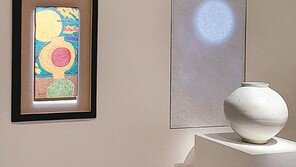 18세기 백자 옆 20세기 김환기 그림… 달항아리로 ‘通’하다 