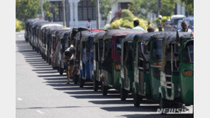 ‘연료 부족’ 스리랑카, 학교 폐쇄 및 공무원들에 출근 말라 지시