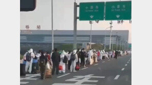 상하이 시민들 ‘이민’ 검색 400배 급증, 봉쇄완화 이틀새 1만3000명 ‘엑소더스’ 