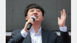 이준석 “대통령 바꾸니 국격 달라져”…윤건영 “무식한 말씀”