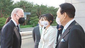 바이든 “尹과 나는 멋진 여성과 결혼한 남자” 
