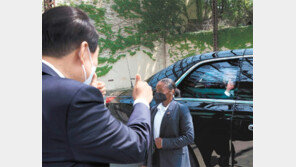 바이든, 尹과 작별 인사하며 “I trust you”… 서로 향해 엄지척 