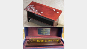 바이든, 尹에 ‘모든 책임은 내가 진다’ 적힌 패 선물 