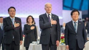 尹, 美국가연주때 가슴에 손…진보진영 “국민의례 준칙도 모르나” 비아냥
