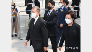 봉하 도착한 文, 이재명과 비공개 오찬…권양숙 여사 동석