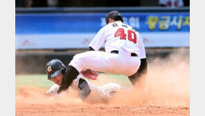 홈 쇄도 아웃되는 김도현 [포토]