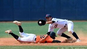 아슬아슬 2루 견제! [포토]