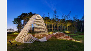 팬데믹에 줄줄이 전시 취소…동네 거리가 미술관 됐다