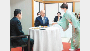 기모노 차림 日총리 부인, 바이든에 차 대접