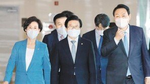 尹 “정치한지 얼마 안돼… 시야 넓히겠다”