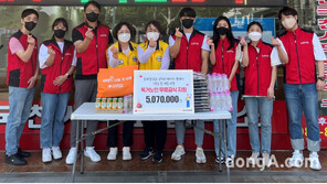 롯데칠성음료, 천사무료급식소에 기부금 전달…임직원 참여 캠페인으로 마련