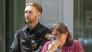 “욕과 고함 후 총소리”…방학 이틀 앞 텍사스 학교 총격 ‘아비규환’