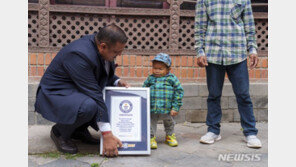 “7살에 성장 멈춰 키 73㎝”…세계서 가장 작은 네팔 10대 소년