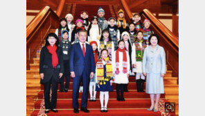 황교익 “尹내외·합창단 사진, 北과 동급” 비판에…국힘이 내민 사진