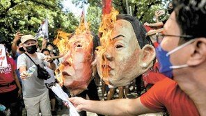 대통령-부통령 가면에 불 붙이는 필리핀 시위대