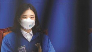 野 선거 코앞 내홍… 박지현 “586 용퇴”, 윤호중 책상치고 나가