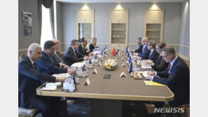 스웨덴·핀란드 만난 터키, 나토 가입 ‘긍정 신호’…돌파구는 없어