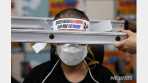 전장연, ‘삭발식·오체투지’ 지하철 시위 이어가…“국가 책임 촉구”