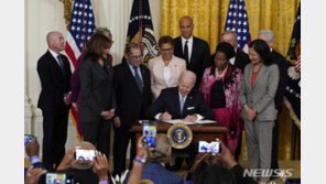 바이든 “수정헌법 2조 절대적이지 않아…텍사스 곧 방문”