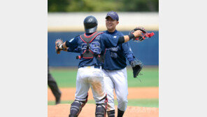 강병현, 완투승 포옹 [포토]