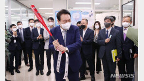 尹, 야구 배트로 “국정운영 홈런”·권투장갑 어퍼컷 “규제혁파”