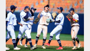 마산고, 4강 진출 댄스 [포토]