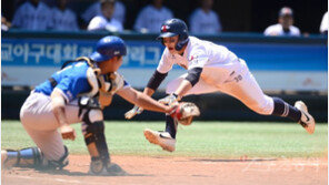 신민우, 거친 홈슬라이딩 [포토]