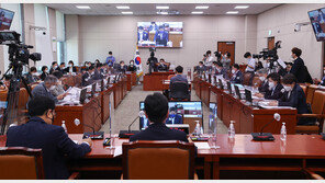 “한동훈 불러” vs “그럼 文도 위법”…법사위, ‘법무부 인사검증’ 충돌