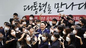 尹대통령, MZ공무원들과 소통…글러브-방망이 선물 의미는?