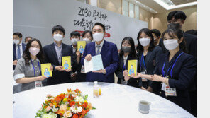 ‘MZ 공무원’ 만나 소통행보…尹 “건배사 하면 술은 언제” 웃음폭탄