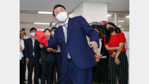 尹, “규제혁파” 외치며 어퍼컷…세종서 첫 국무회의