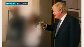 새벽까지 토하고 싸우고…英총리실, 코로나 봉쇄 기간 ‘광란의 술파티’