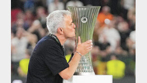 모리뉴, UEFA 모든 클럽대항전 정상 올라