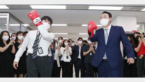 尹 “규제 혁파”… 선물받은 글러브로 어퍼컷 세리머니