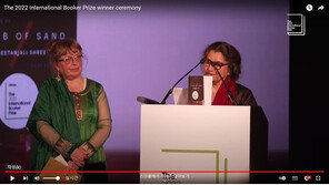 부커상에 지탄잘리 슈리 ‘모래의 무덤’…‘저주토끼’는 수상 불발