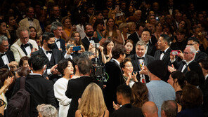 ‘브로커’ 첫공개, 12분 기립박수…올해 칸 한국영화 역대급 반응