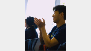 ‘슈퍼스타’ 손흥민, 학생들과 태극기 만들고 한국어 인사 가르쳐