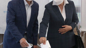 文 사전투표…사저 앞 집회 질문에 “불편합니다”