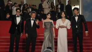 ‘브로커’, 12분 기립박수에도… “엉터리” “뛰어난 휴머니스트” 엇갈린 반응