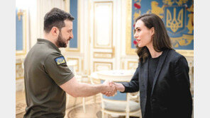 중립 접은 핀란드 총리, 우크라 찾아가 “돕겠다”