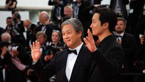 박찬욱, 칸영화제 감독상…“박해일·탕웨이에 사랑 보낸다”