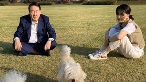 尹대통령 부부의 주말 엿보기!…‘일반인과 다르지 않네’ [청계천 옆 사진관]