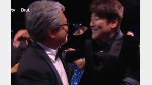 “딴 영화로 와서 같이 상 받은듯”…박찬욱-송강호의 22년 인연