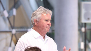 히딩크 “카타르서 2002년 넘는 성적 거두길”