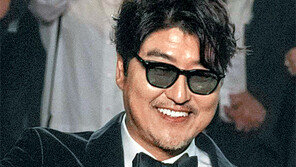 송강호, 거장들의 ‘페르소나’… 박찬욱, 칸 3번째 수상 ‘깐느 박’