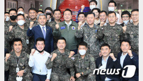 ‘걸어서’ 국방부 간 尹대통령…공군점퍼 선물에 “뚱뚱한데 잘 맞네”